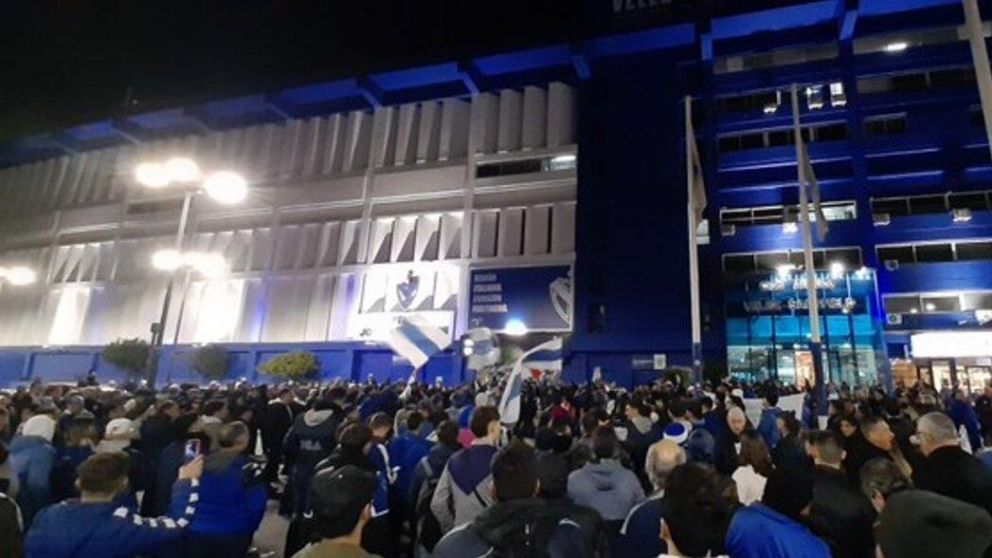 Arde Vélez: Los hinchas de Vélez revolucionan Liniers con fuertes mensajes contra Rapisarda y la CD