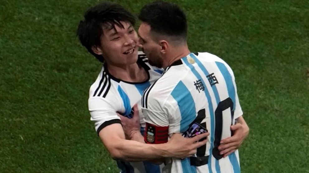 Lionel Messi se llevó un gran susto cuando un fanático chino se metió en la cancha para abrazarlo