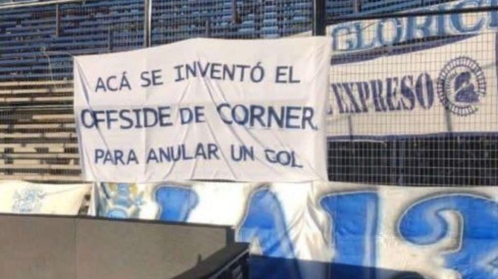 ¡Insólito!: la hinchada de Gimnasia recordó con una particular bandera la polémica ocurrida ante Sarmiento