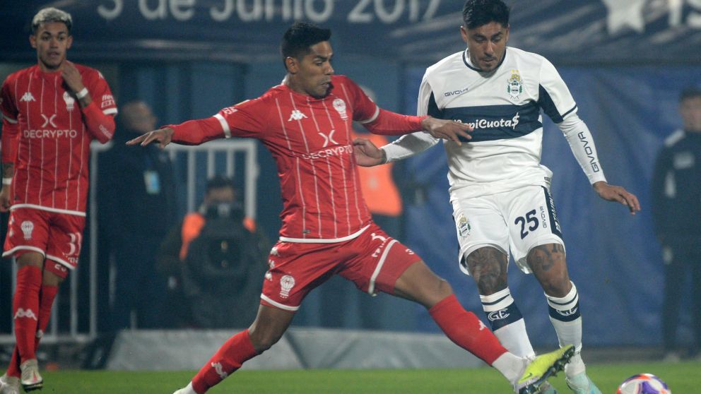 Sobre el final, Gimnasia superó 1 a 0 a Huracán en el Bosque y se aleja del fondo de la tabla