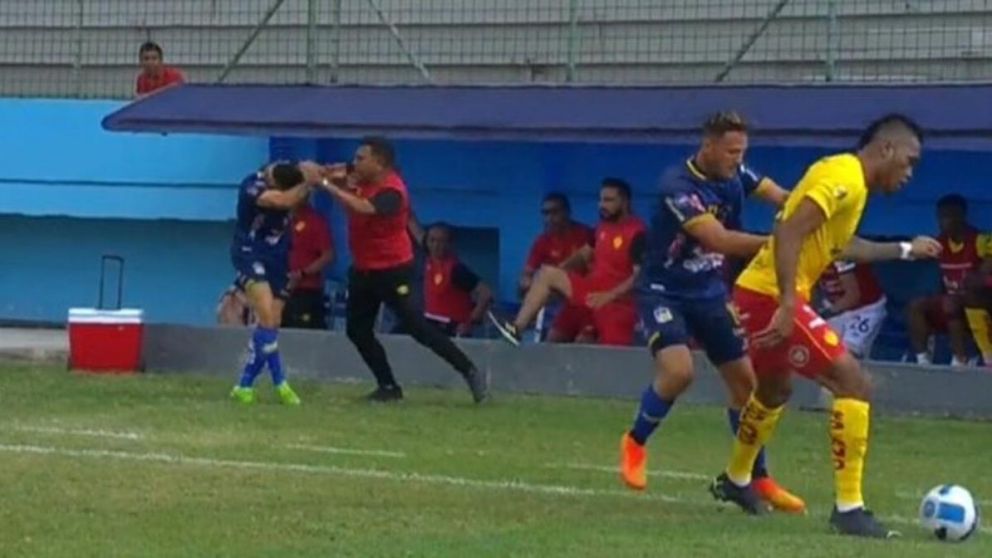César Farías, el DT venezolano del Aucas de Ecuador, agredió a dos jugadores rivales: el video de la locura