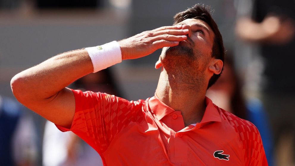 Djokovic aprovechó la lesión de Alcaraz y jugará la final de Roland Garros