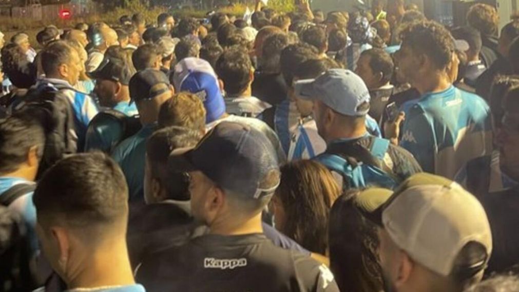 Racing tuvo una llegada turbulenta al Maracaná: los hinchas sufrieron disparos y el micro del plantel, chocó