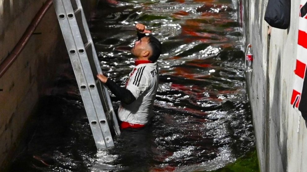 Hincha de Estudiantes fue detenido por agredir a otro y tirarlo al foso: el video