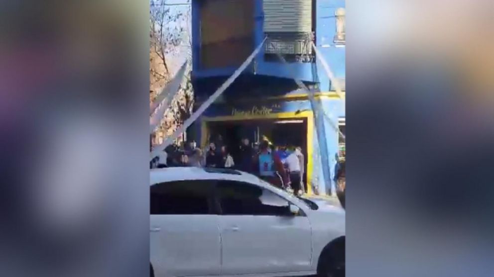 Copa Libertadores violenta: Hinchas de Boca golpearon a simpatizantes de Colo Colo en la puerta de La Bombonera