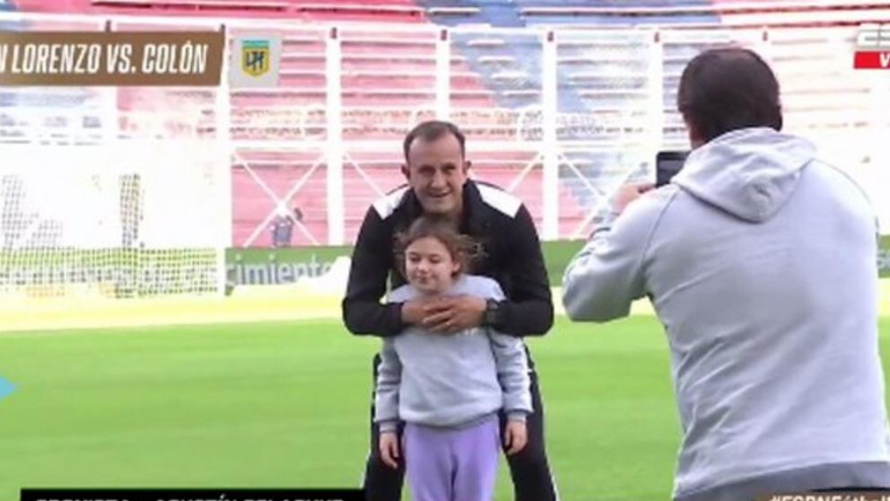 �Ins�lito! Dar�o Herrera se sac� fotos con una nena antes del partido de San Lorenzo pero ella lo mand� al frente