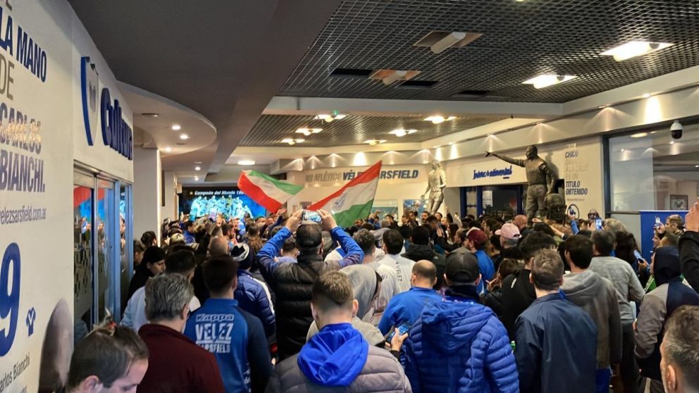 Arde V�lez: los socios tomaron el club y cantaron a favor de Ricardo Gareca