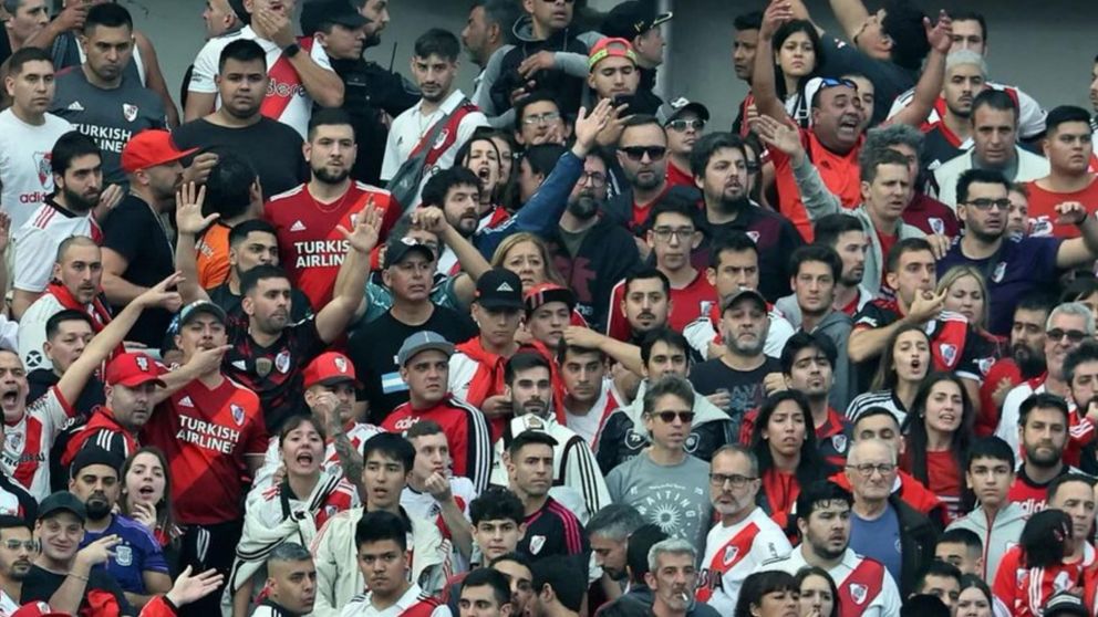 River dispuso un emotivo homenaje para el hincha que murió tras caer de una tribuna en el estadio Monumental