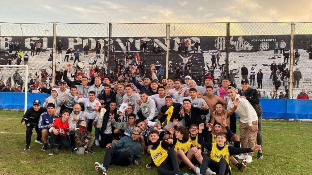 El Porvenir desató la fiesta total en Gerli por la consagración en la Primera D