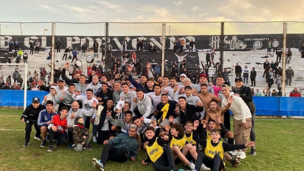 El Porvenir desató la fiesta total en Gerli por la consagración en la Primera D