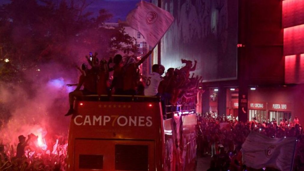 Sevilla vivió una gran fiesta tras el retorno del plantel con la séptima Europa League