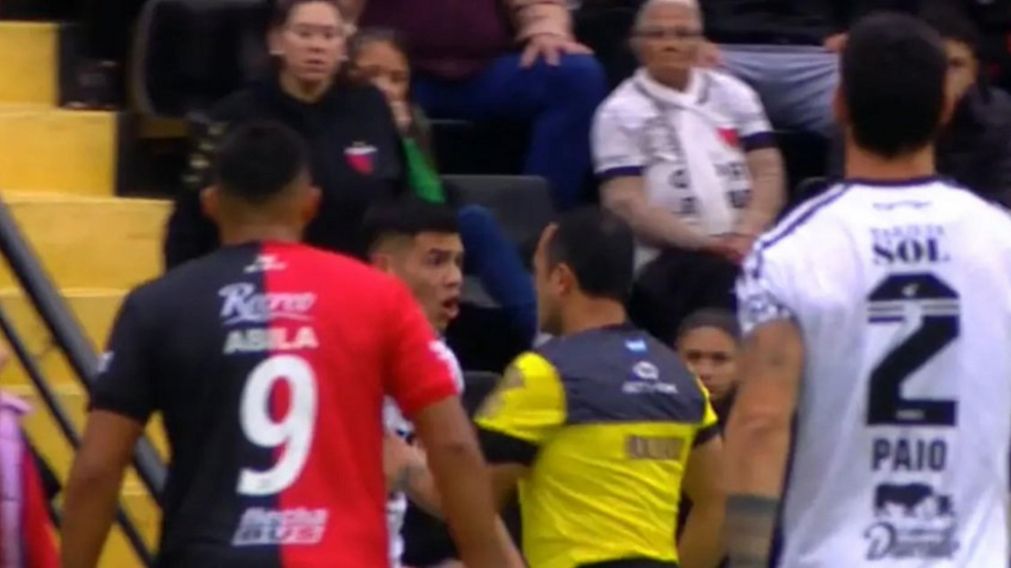 El picante cruce entre Espinoza y Canto, luego del polémico empujón del árbitro al defensor