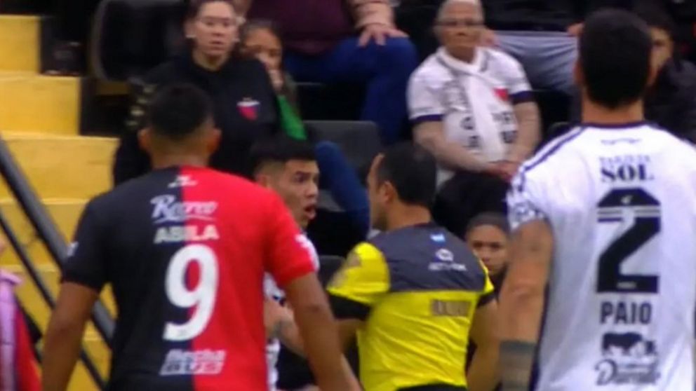 El picante cruce entre Espinoza y Canto, luego del polémico empujón del árbitro al defensor