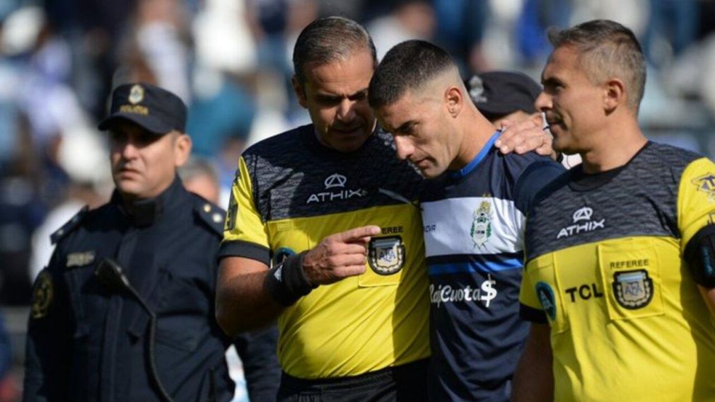 Penel y Abal fueron parados luego de cobrar fuera de juego en un tiro de esquina y perjudicar a Gimnasia