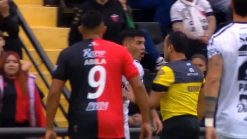 Fernando Espinoza empujó a un jugador de Central Córdoba en pleno partido y desató un escándalo