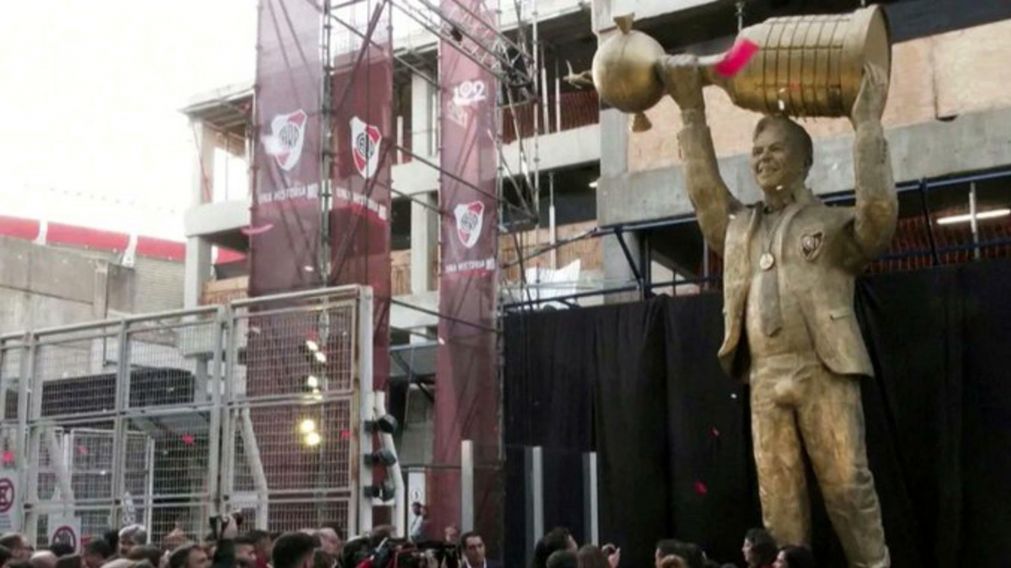 El creador de la estatua de Gallardo fue tajante sobre la polémica entrepierna: “Yo se la hubiese...”