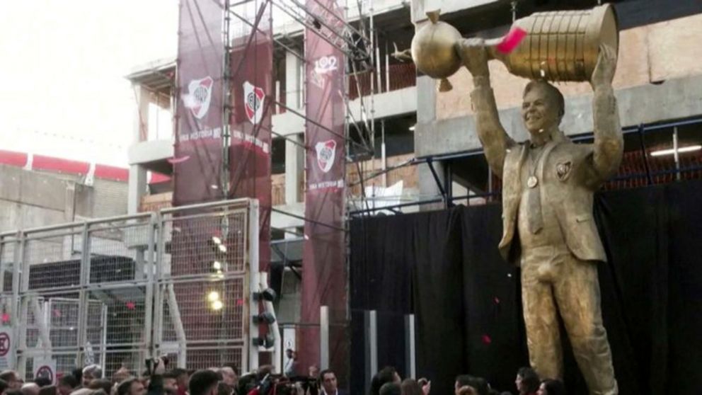 El creador de la estatua de Gallardo fue tajante sobre la polémica entrepierna: “Yo se la hubiese...”