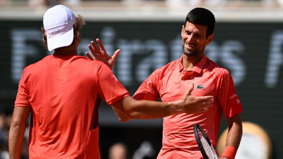 Djokovic supera a Kovacevic en su debut en Roland Garros