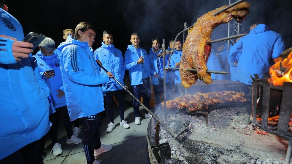 La Selección Argentina Sub 20 celebró la clasificación con asado y baile