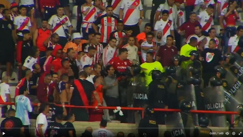 Copa Libertadores: La barra de River se enfrentó duramente con la policía de Perú