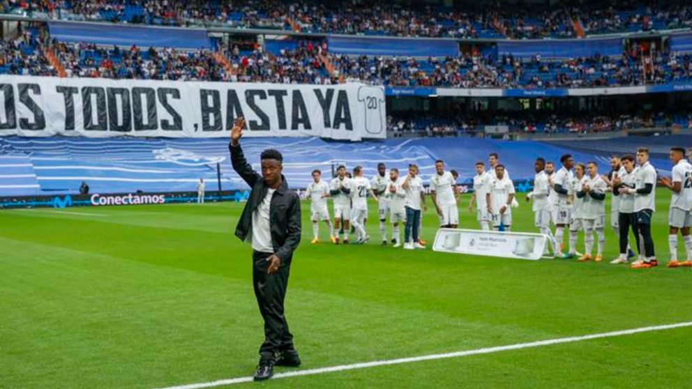 Vinicius tuvo un increíble apoyo del Real Madrid tras los cánticos racistas: bandera, aplausos y camisetas con el n°20