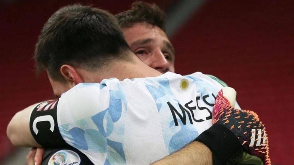 Dibu Martínez invitó a Messi a jugar en el Aston Villa con una curiosa frase