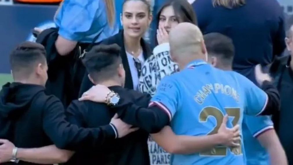 Julián Álvarez fue apuntado por la mirada pícara de las hijas de Guardiola y el video se tornó viral en las redes sociales