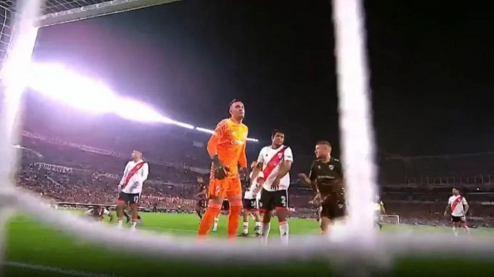 ¡Sufre River!: El increíble doble error de Armani que derivó en el empate de Platense