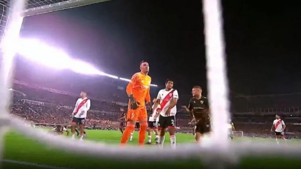 ¡Sufre River!: El increíble doble error de Armani que derivó en el empate de Platense