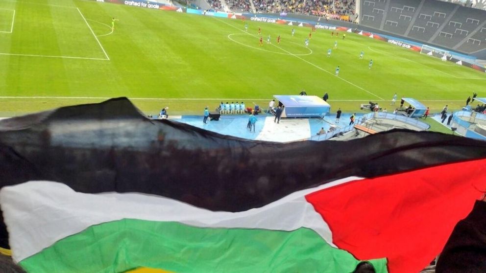 Mundial Sub 20: Hinchas colombianos desplegaron una bandera de Palestina ante la gente de Israel y se armó revuelo