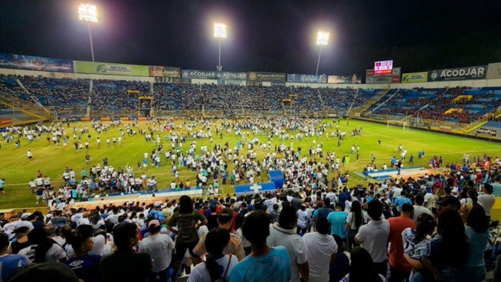 Tragedia en el fútbol de El Salvador: doce personas mueren por una estampida de hinchas de Alianza y FAS