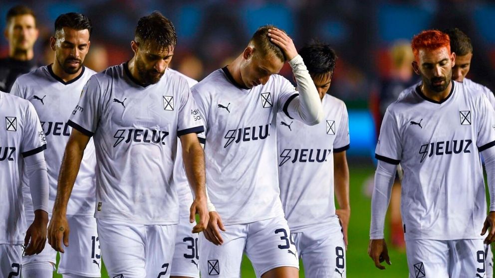 Arsenal le pegó dos cachetazos a Independiente y lo devolvió a su vida convulsionada