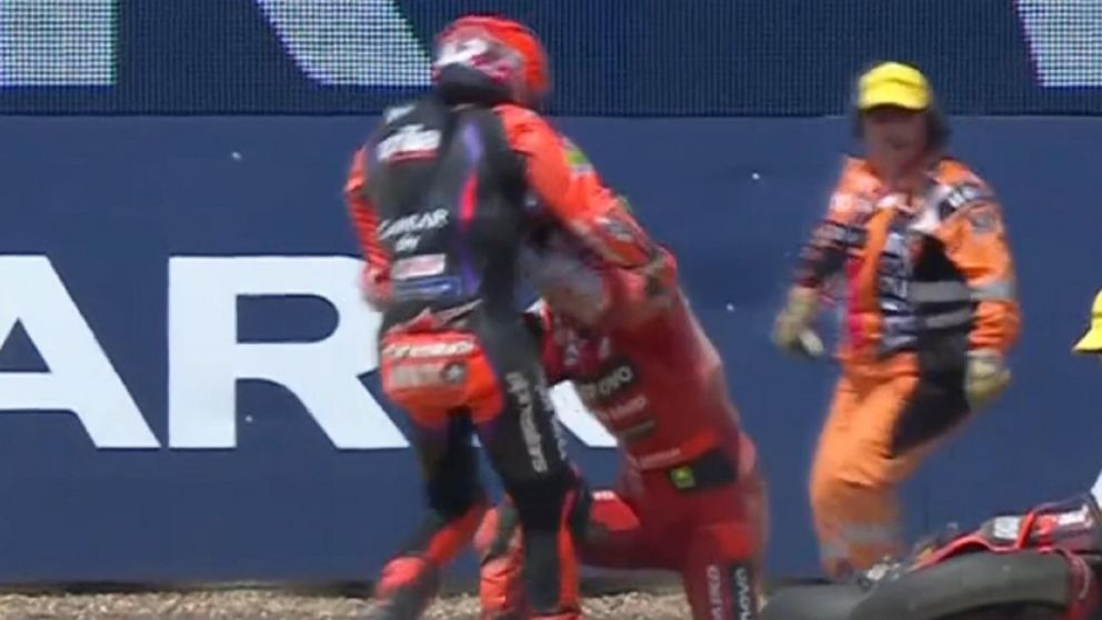 Arde Moto GP: dos pilotos se pelearon al costado de la pista y tuvieron que separarlos