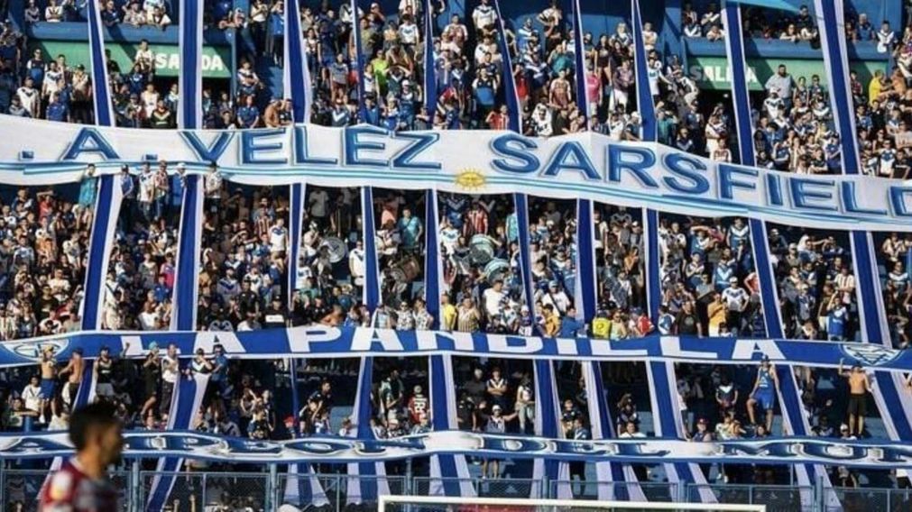 ¡Arde Vélez!: La Barra brava apretó al plantel dentro de la Villa Olímpica