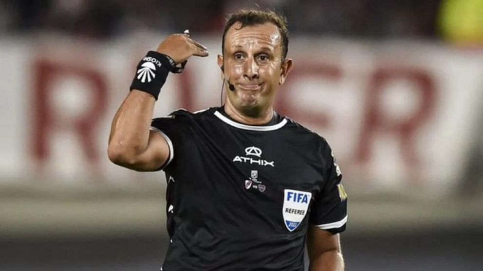 Darío Herrera fue parado por hacer mal los deberes en el Superclásico: están los árbitros de la fecha 16 de la Liga Profesional