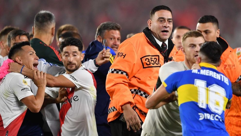 Superclásico escandaloso: Darío Herrera cobró un dudoso penal y luego de la ejecución se generó una batalla campal
