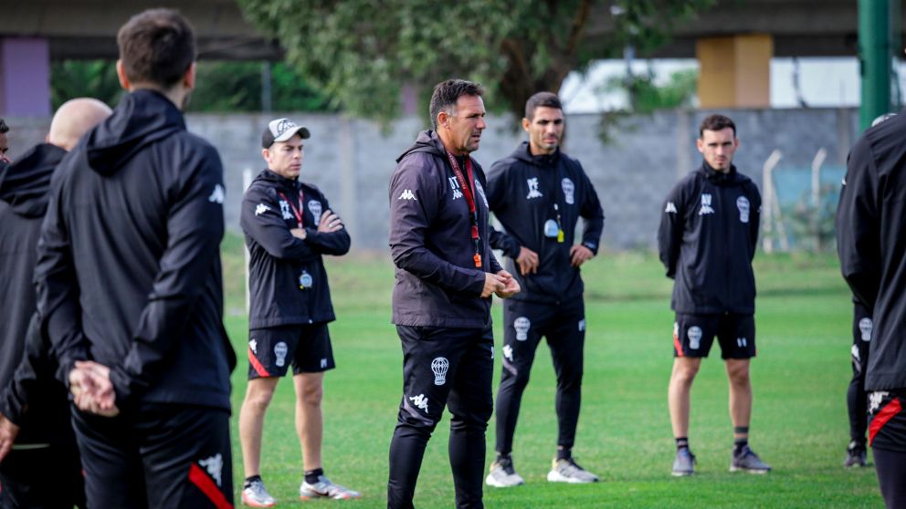 Dabove dejó de ser el entrenador de Huracán