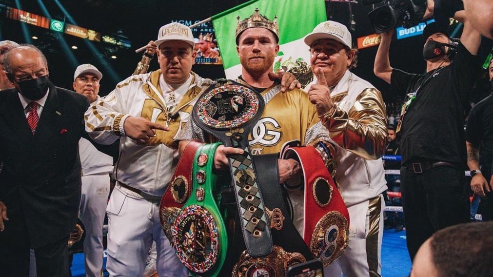 Sangrienta victoria de Canelo Álvarez ante John Ryder en México