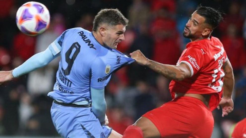 Pablo Vegetti, caliente, arremetió contra Darío Herrera por la sanción de los dos penales a favor de Independiente