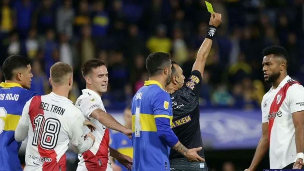 Superclásico: los árbitros candidatos y la postura de Boca y River