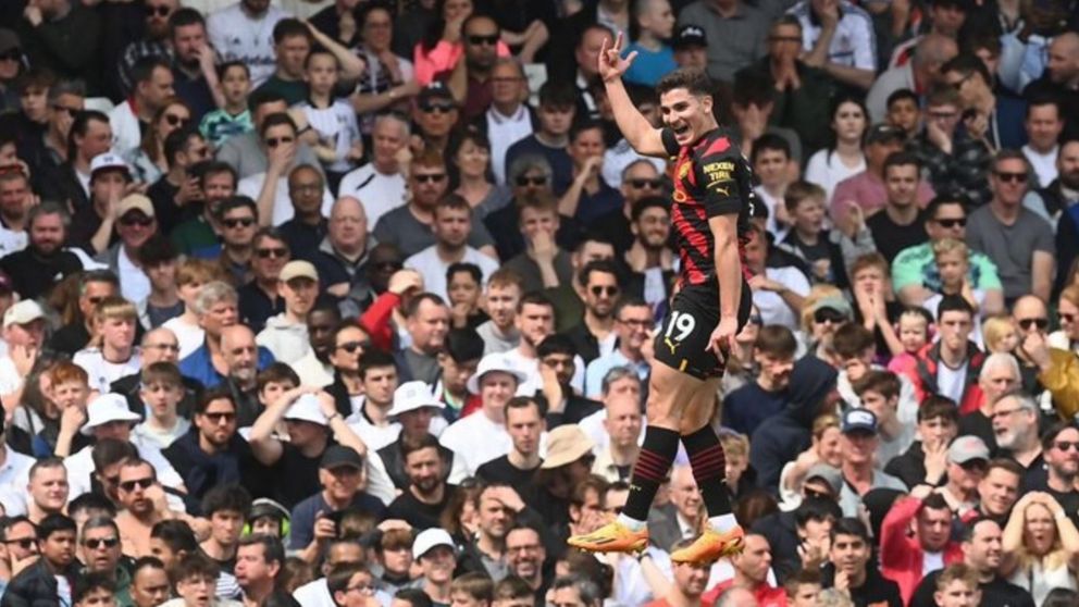 Julián Álvarez metió un golazo para la victoria del líder Manchester City