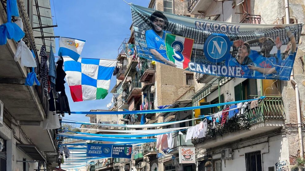 Napoli está a un paso de ganar la Serie A y la ciudad ya se vistió de fiesta para celebrar