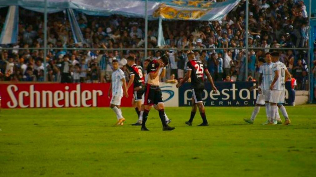 River está en una noche negra ante Atlético Tucumán: Armani perdió el invicto y le expulsaron a un futbolista