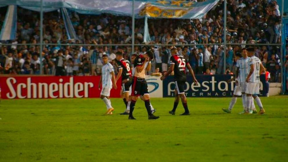 River está en una noche negra ante Atlético Tucumán: Armani perdió el invicto y le expulsaron a un futbolista