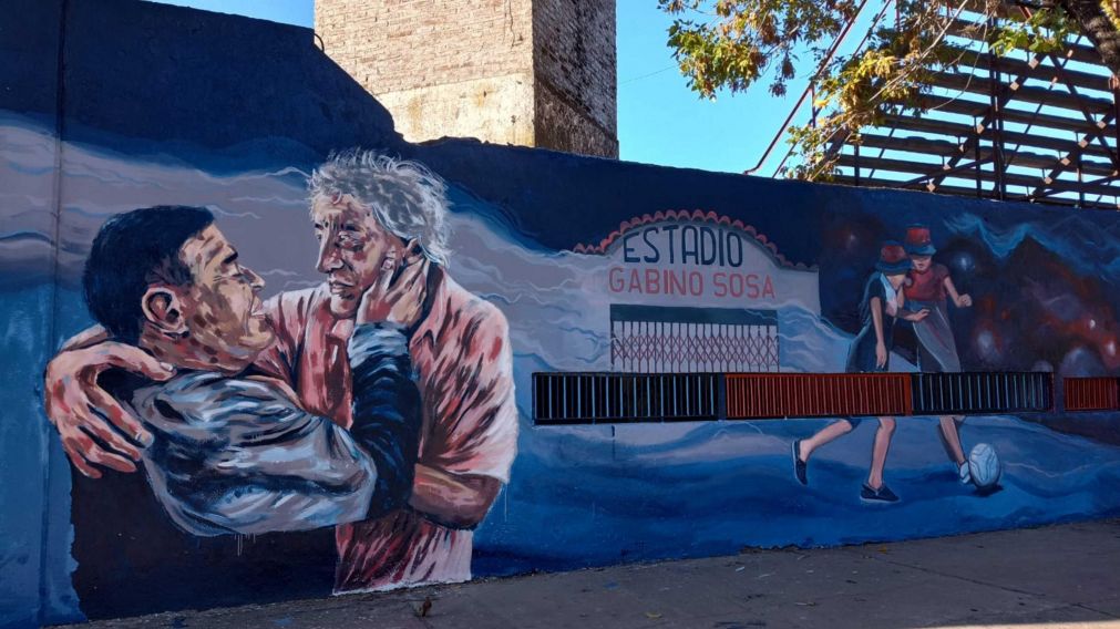 Ignacio Bogino, capitán de Central Córdoba, agarró la brocha gorda y pintó un mural de Diego Maradona y el Trinche Carlovich