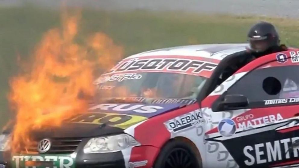 ¡Impactante!: El auto del hermano del Dibu Martínez se incendió en plena carrera y generó preocupación