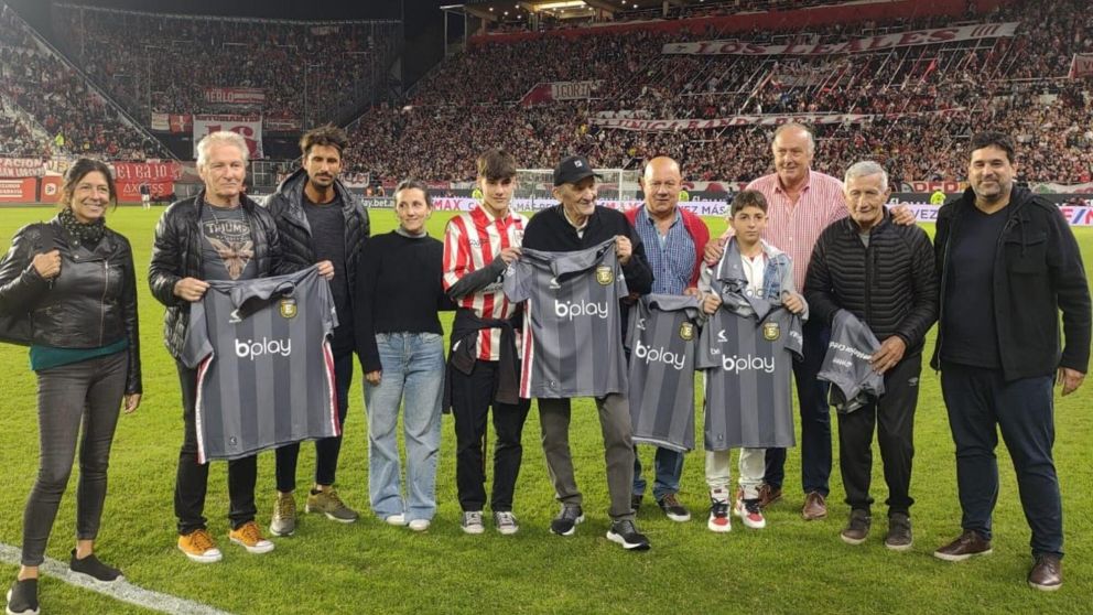 El emotivo homenaje a Carlos Bilardo en la nueva camiseta de Estudiantes
