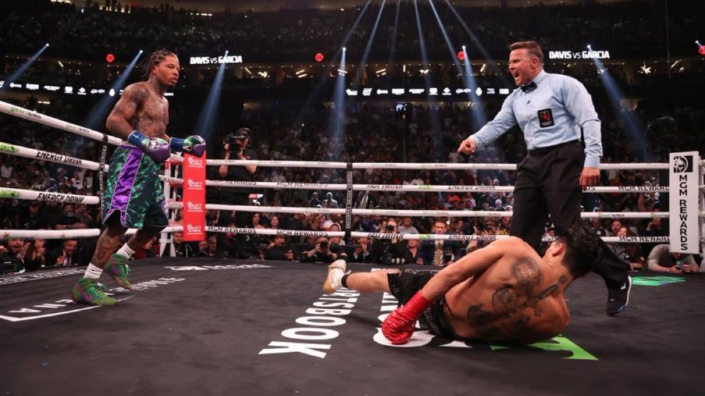 Así Gervonta Davis noqueó sin piedad y dejó arrodillado a Ryan García en la pelea del año en Las Vegas
