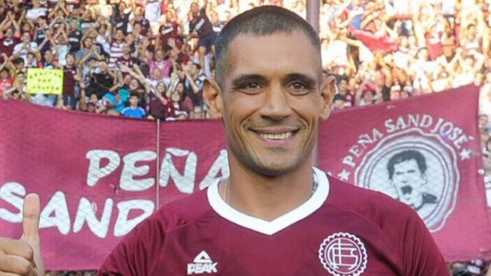 ¡Imperdible!: Pepe Sand sufrió una broma pesada en la previa de la victoria ante Sarmiento
