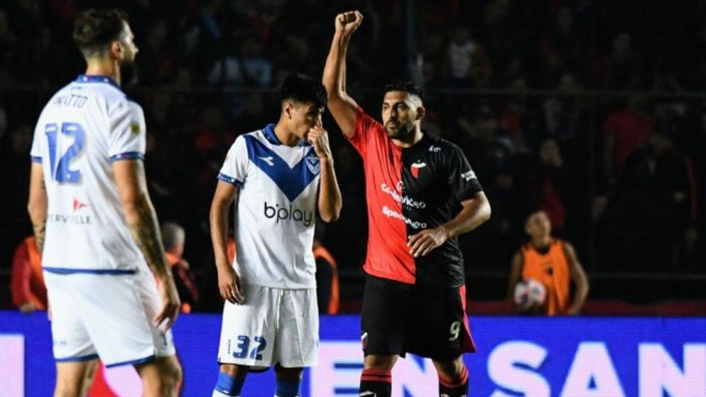 Con un Wanchope Ábila intratable, Colón hundió un poco más al Vélez de Gareca